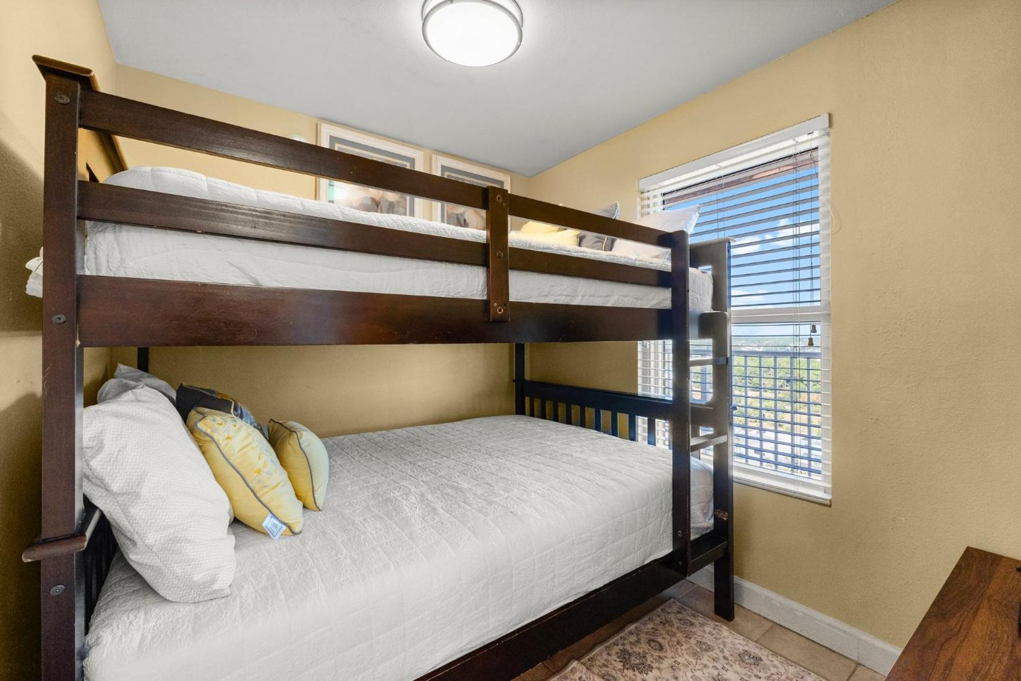 Beachfront Retreat! Spacious With Great Views! By Dolce Getaways Pcb! Apartment