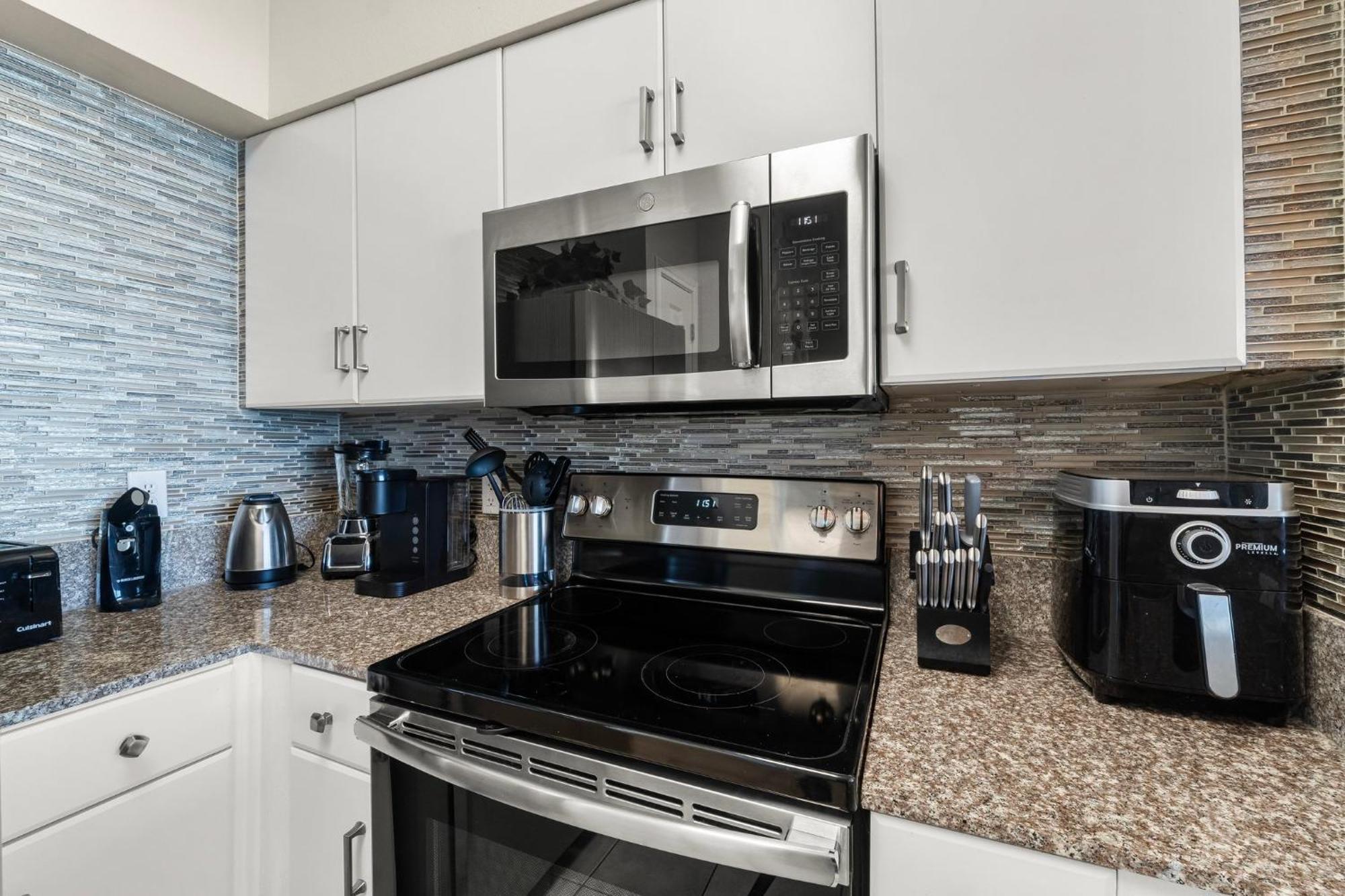 Beachfront Retreat! Spacious With Great Views! By Dolce Getaways Pcb! Apartment *