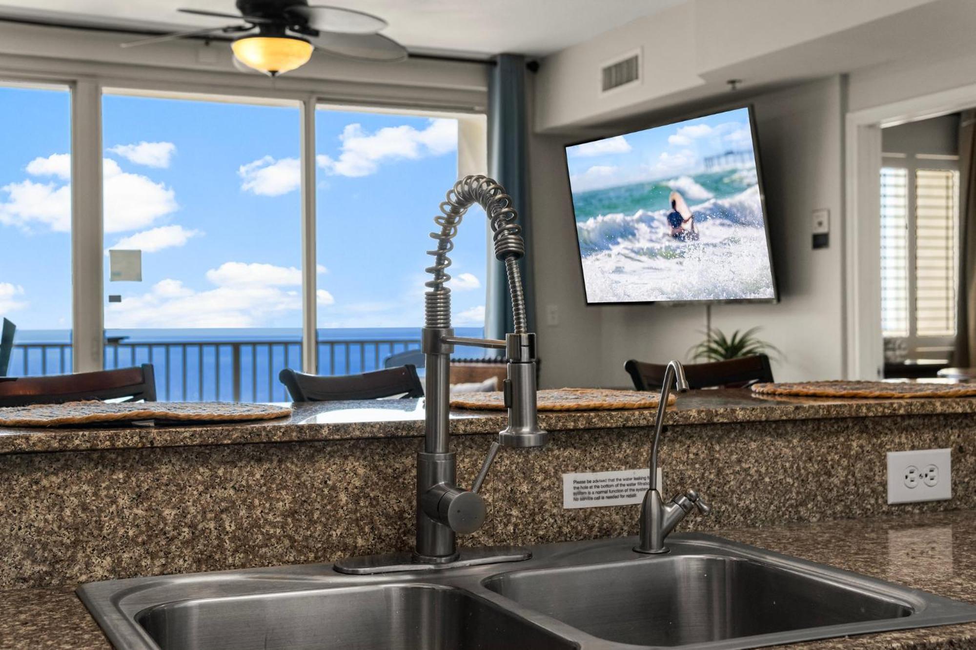 Beachfront Retreat! Spacious With Great Views! By Dolce Getaways Pcb! Apartment Panama City Beach